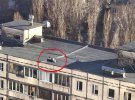 На знімках видно, що підлітки перебувають на самому краю даху. Також вони ризикують обірвати дроти, що там протягуються.
