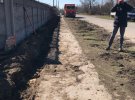 На вулиці Центральній у Супрунівці кладуть тротуар