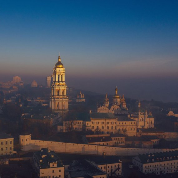 Вот так выглядит тихий, неспешный Киев на рассвете.