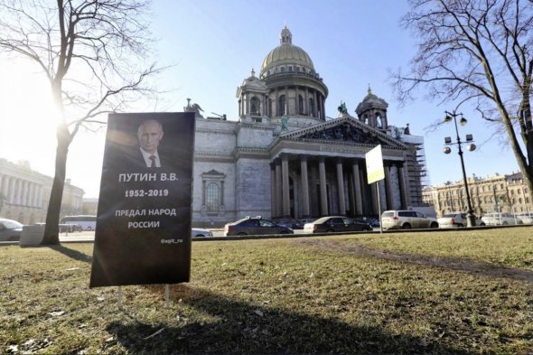 Із російських соцмереж фото надгробка з портретом Путіна вже повидаляли
