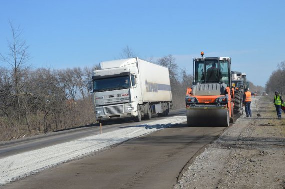 В Полтавском районе ремонтируют трассу Полтава-Александрия