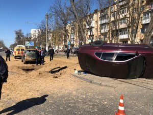 Вибух газу під прикаркованим БМВ у середмісті Одеси стався 3 квітня близько 13:30. Автомобіль із водієм усередині відкинуло на трамвайні рейки