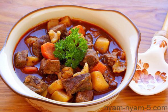 Рагу Бисмарка, как еще называют этот суп, готовится очень густым и фактически может одновременно быть как первой, так и второй блюдом
