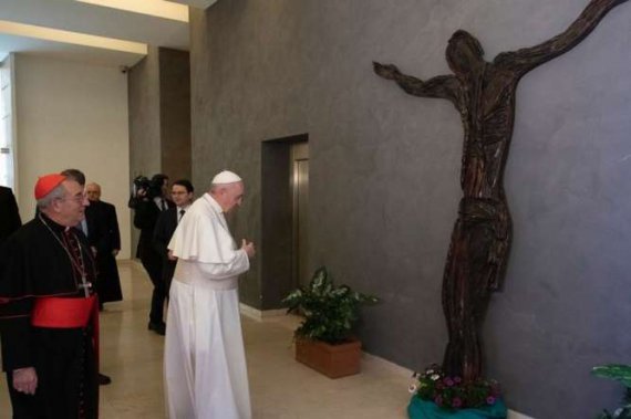 Українська меценатка подарувала Папі Римському скульптуру "Від Різдва Христового"