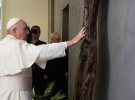 Украинская меценатка подарила Папе Римскому скульптуру "От Рождества Христова"