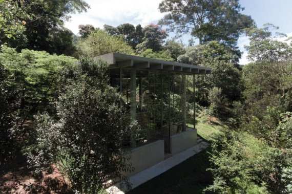 Збудували цей дім на замовлення відомого бразильського політолога. Чоловік мріяв про житло, у якому можна було б усамітнитися й сховатися від шумів міста. 