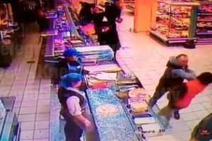 Чоловікові, якого в столичному супермаркеті вдарив інший відвідувач, одразу викликали «швидку»