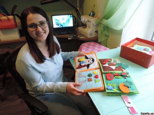 Яна Тихоплав три роки шиє м'які книги для дітей