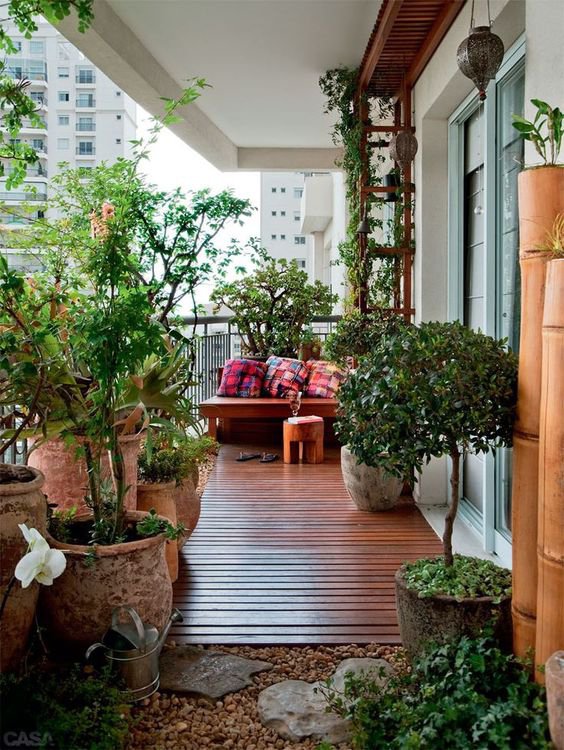 Сад на балконе добавляет уюта квартире