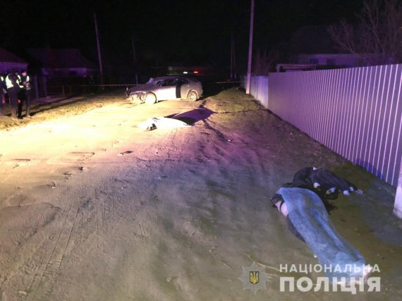 На Киевщине нашли избит автомобиль Mazda. Неподалеку - тела двух девушек