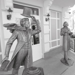 1 квітня в Полтаві біля готелю ”Прем’єр Палаццо” відкрили бронзові скульптури ­Олександру ­Пушкіну та Миколі Гоголю
