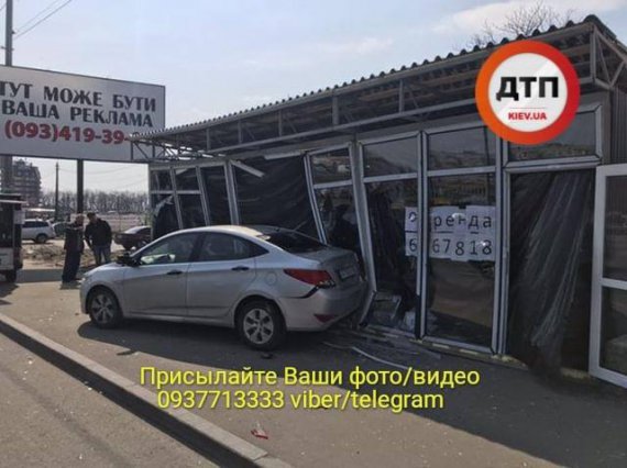 В Киеве водитель легковушки сбил велосипедиста и заехал в торговый павильон