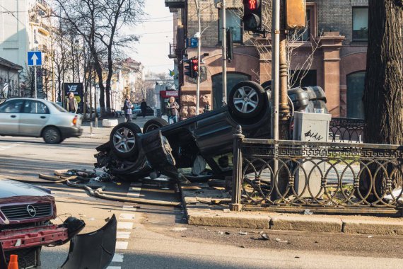 У Києві дорогу не поділили Opel і Subaru. В результаті зіткнення останній зніс паркан і перекинувся