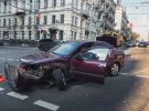 У Києві дорогу не поділили Opel і Subaru. В результаті зіткнення останній зніс паркан і перекинувся