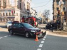У Києві дорогу не поділили Opel і Subaru. В результаті зіткнення останній зніс паркан і перекинувся