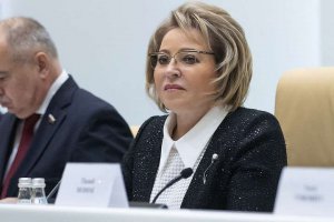 Сьогодні в Севастополі могли б стояти кораблі НАТО, а не російський флот, - заявила спикер Совета Федерации РФ Валентина Матвієнко.