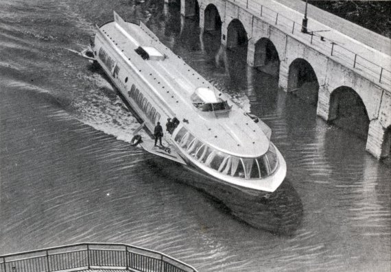 У 1960-х роках по Дніпру масово перевозили пасажирів та вантажі