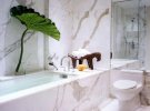 С мрамором ванная станет не просто комнатой для проведения гигиенических процедур, а настоящим SPA, где можно расслабиться и отдохнуть.