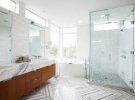З мармуром ванна стане не просто кімнатою для проведення гігієнічних процедур, а справжнім SPA, де можна розслабитися й відпочити.  