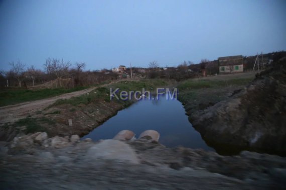 Дорогу вздовж залізничного підходу до Кримського мосту затопило