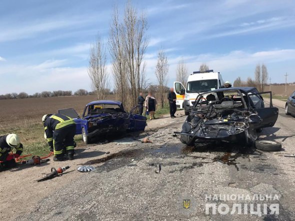 На трасі Запоріжжя-Біленьке сталася жахлива ДТП. Фото: Нацполіція