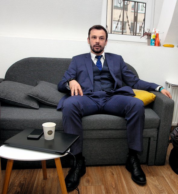 Сергій БАБАК, 40 років, експерт з освіти, науки та інновацій, економіст. Народився в Києві 31 липня1978 року. Батьки – інженери. Закінчив факультет міжнародної економіки Київського національного економічного університету імені Вадима Гетьмана. Отримав диплом Napier University в Единбурзі, Шотландія, зі спеціальності ”фінансові послуги”. Має також юридичну та психологічну освіту. Кандидат економічних і доктор технічних наук. Автор понад 60 наукових праць. П’ять років був проректором приватного Університету новітніх технологій. 10 років працював у Міжнародній торговій палаті. З 2010-го по 2015 рік – директор Науково-технічного центру новітніх технологій Національної академії наук. Працював у Національному агентстві забезпечення якості освіти. Заступник директора державної наукової установи ”Моргеоекоцентр НАН України”, керівник освітнього напрямку в Українському інституті майбутнього. Майстер спорту з автомобільних перегонів, чемпіон України. Неодружений