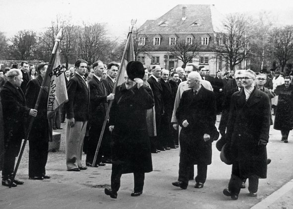 Андрій Лівицький вітається з вояками українського загону ”Запорожці”. Польща, приблизно 1947 рік