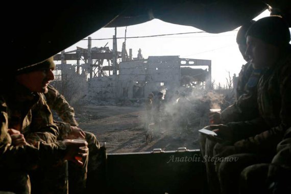 Бойцы 93-й бригады "Холодный яр" защищают позиции под Донецком. В мирной стране 31 марта, день выборов