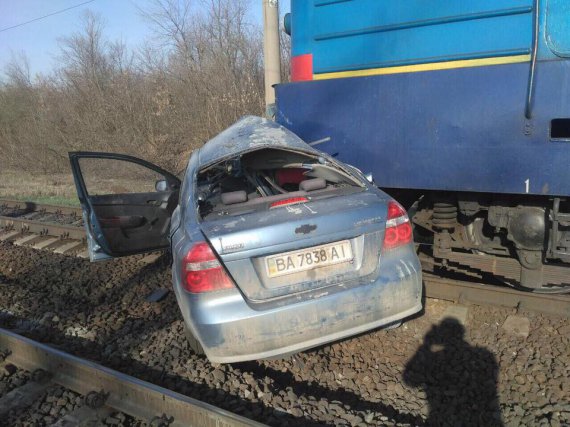 На залізничному перегоні Плетений Ташлик – Новоукраїнка   електропоїзд розчавив  Chevrolet Aveo. Водій легковика загинув