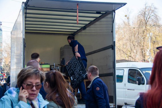 Як видно на світлинах, власники та працівники кіосків поспішно збирають свій товар, техніку і складають їх в автомобілі.