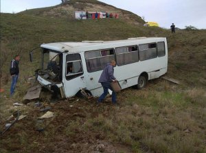 В окупованому Криму автобус злетів у яр. Фото: LIFE SHOT