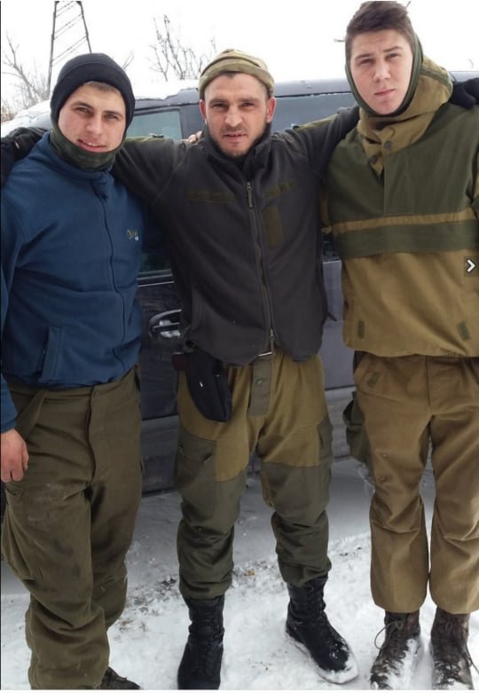 Бойцы 2 роты 34 батальона 57 бригады Дмитрий Чередниченко (справа), Денис Денис Начосний (в центре) и Роман "Сепар" (справа)