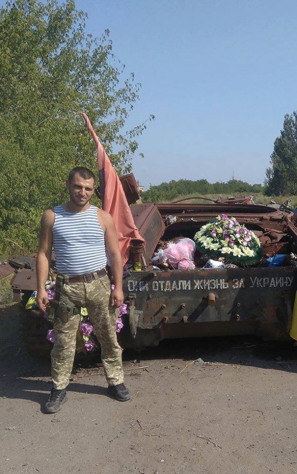 Денис Начосний біля імпровізованого пам'ятника загиблим бійцям біля села Піски на Донеччині