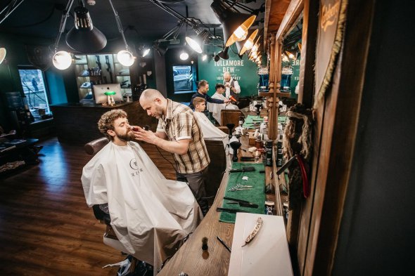 Стоимость стрижек колеблется от 300 гривен до 700 гривен в зависимости от уровня специалиста.