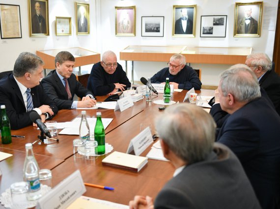 Ініціативна група "Першого грудня" підтримує президента Петра Порошенка.
