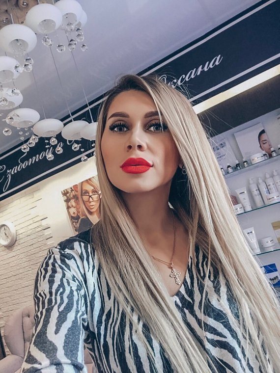 Жена священника Оксана Зотова работает косметологом в собственном салоне красоты.