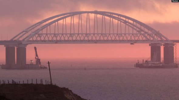 Соленая вода Азовского моря усиливает коррозию металлических конструкций мосту