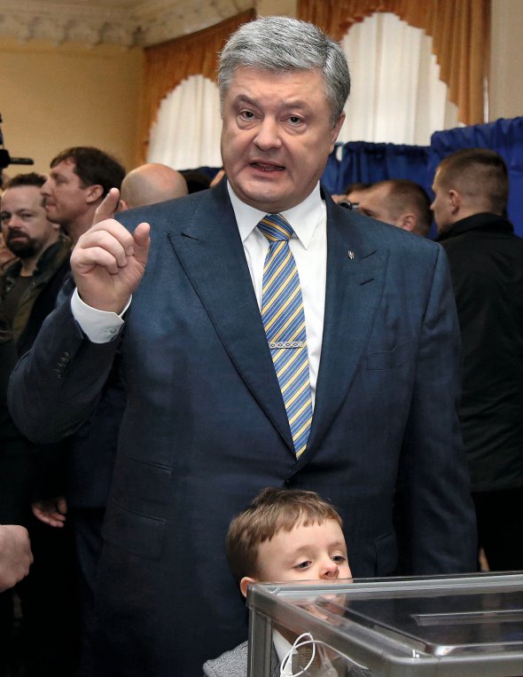 Чинний президент Петро Порошенко на дільницю для голосування 31 березня цьогоріч узяв онука 4-річного Петра. Дорогою до кабіни для голосування хлопчик не втримав бюлетеня й наступив на його край, ледь не порвавши