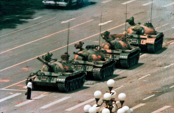 4 червня 1989 року танки рухаються до площі Тяньаньмень у Пекіні, щоб розігнати протестувальників. Наперед колони вийшов невідомий чоловік із господарською сумкою. Стояв перед танками протягом п’яти хвилин, доки його не відтягли військові. У квітні 1998-го американський журнал Time включив ”невідомого бунтаря” до списку 100 найвпливовіших людей XX століття