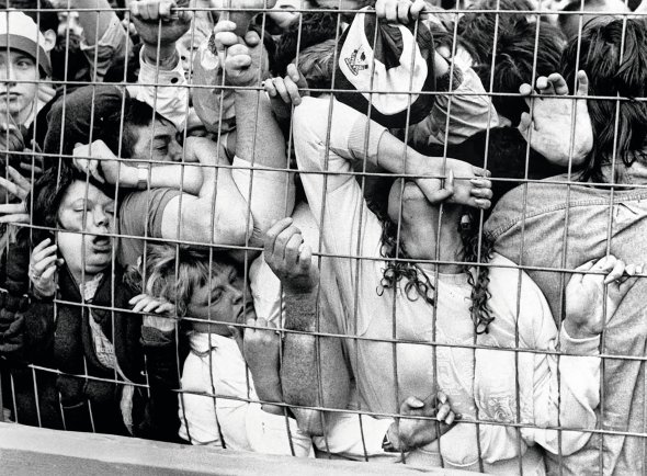 15 квітня 1989 року на стадіоні Hillsborough в англійському місті Шеффілд мав відбутися півфінал Кубка Англії між клубами ”Ліверпуль” і ”Ноттінгем Форест”. На арену потрапили понад дві тисячі безбілетників. За 10 хвилин до початку почалася тиснява. У ній загинули 96 уболівальників ”Ліверпуля”. Ще майже 700 осіб отримали поранення