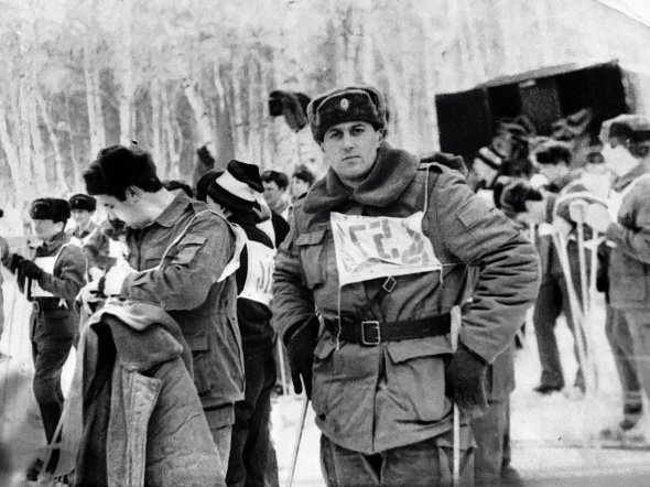 Олександр Нечипоренко стоїть на фініші після 20-кілометрового лижного кросу, 1987 рік. Служив тоді в ракетних військах у Красноярському краї Росії. Узимку в таких змаганнях брав участь щотижня