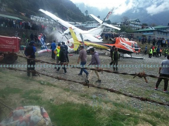 На аэродроме в городе Лукла в Непале легкомоторный самолет столкнулся с двумя вертолетами. Погибло 3 человека
