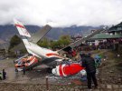 На аэродроме в городе Лукла в Непале легкомоторный самолет столкнулся с двумя вертолетами. Погибло 3 человека