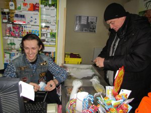 Андрій Вакуц розраховує покупця на касі продуктового магазину ”Джерело” в Тернополі. Чоловік має фах оператора комп’ютера і діловода 