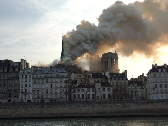 У соборі Паризької Богоматері сталась пожежа