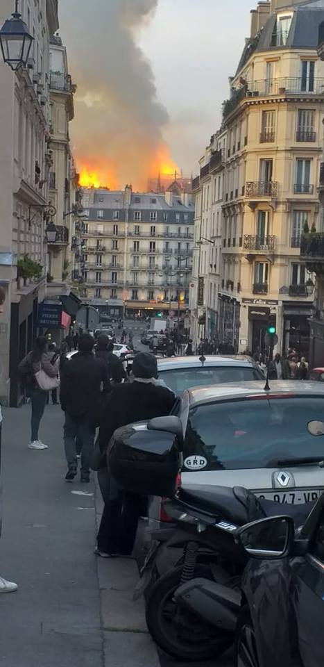 Мешканці Чугуєва на Харківщині стали свідками масштабної пожежі у  Соборі Паризької  Богоматері