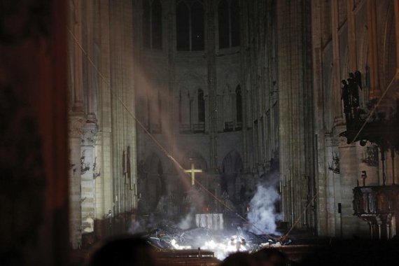 Пожежа у Нотр-Дамі спалахнула увечері 15 квітня. Займання сталося приблизно о 19:50 за Києвом. Вогонь почав поширюватися на верхніх рівнях собору