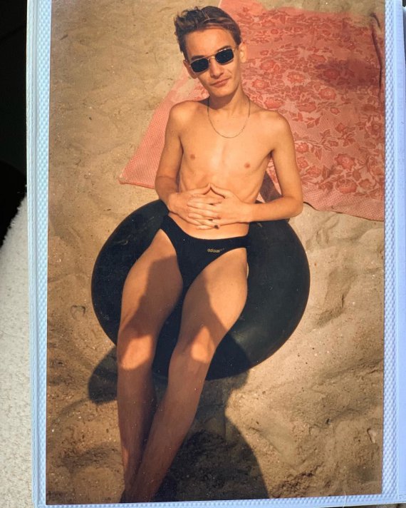 Юний Алан Бадоєв позує на пляжі 