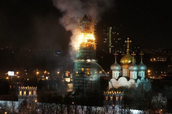 Колокольня Новодевичьего монастыря в Москве.