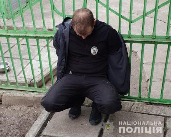 У селі Розумівка Запорізького району невідомі в масках та поліцейських формах напали на будинок. Одного з нападників вдалося затримати на місці злочину